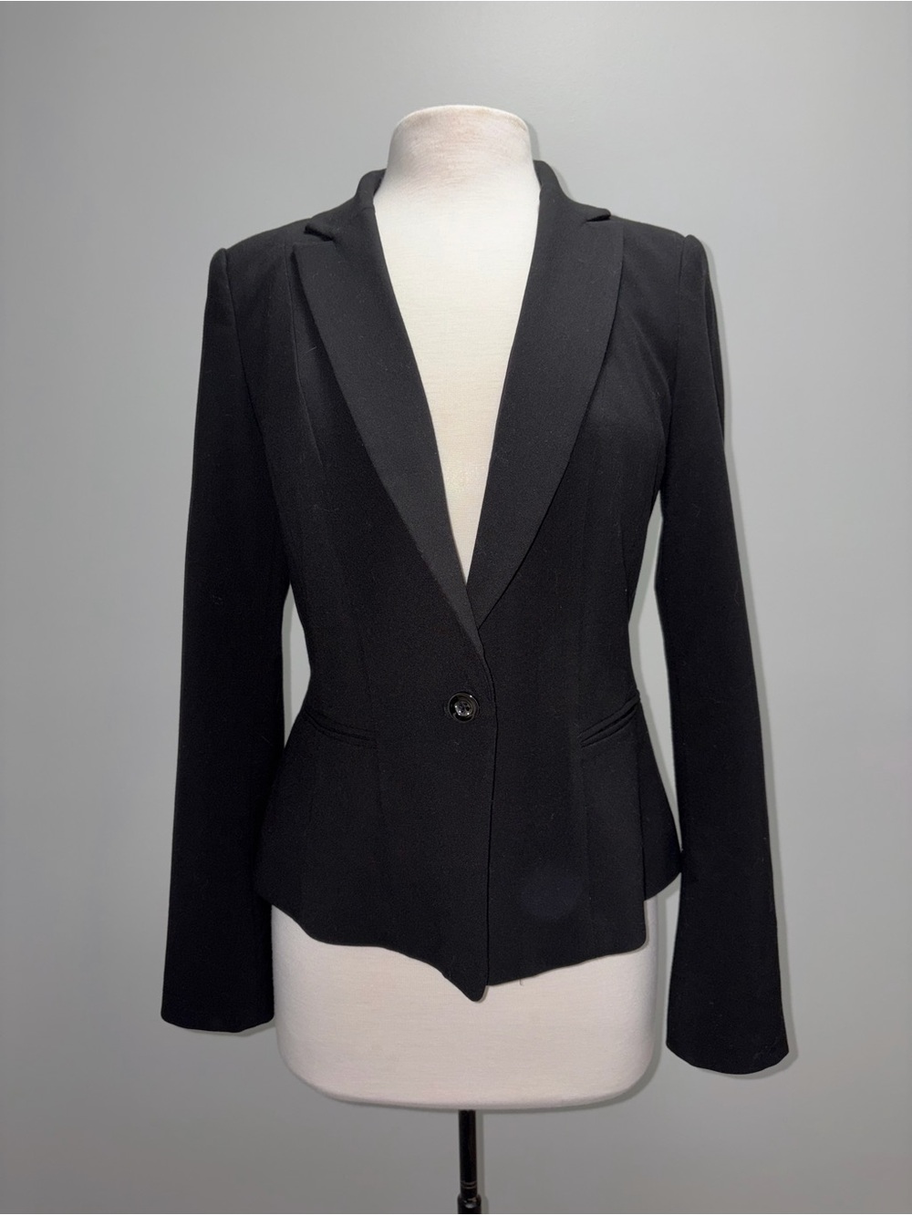 WHBM 8 Black blazer lapel collar welt pockets 1 button closure